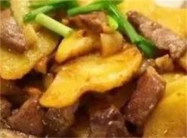 今天晚饭做了一道土豆炒牛肉（土豆片炒牛肉的家常做法）