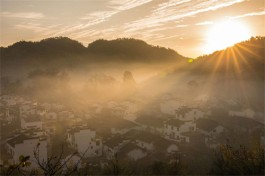 阳光挽高了村庄