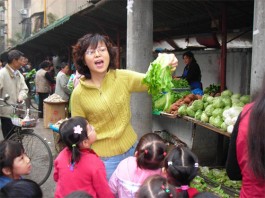 和母亲逛菜市场